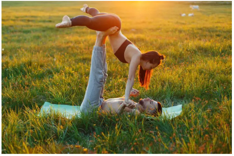 Couple-practicing-Tantra-Yoga