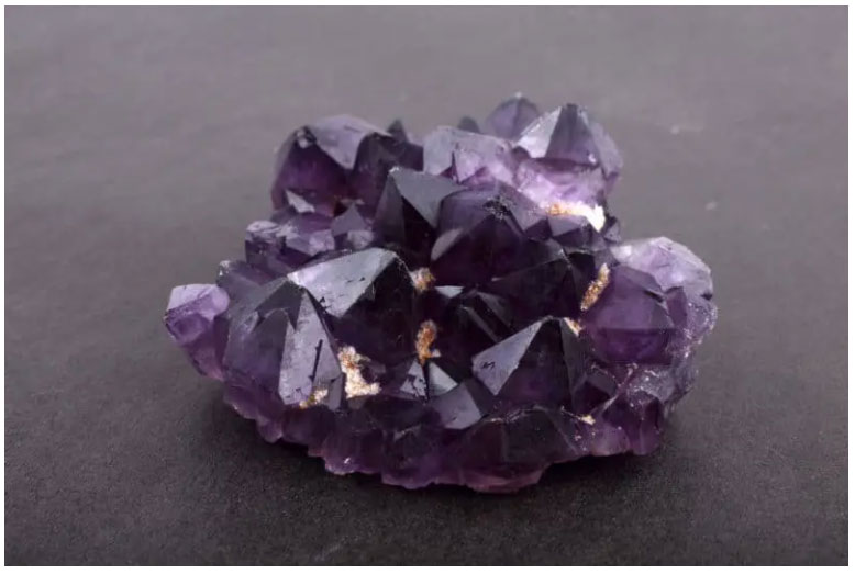 The-amethyst-stone-is-effective-in-lithotherapy-for-the-crown-chakra